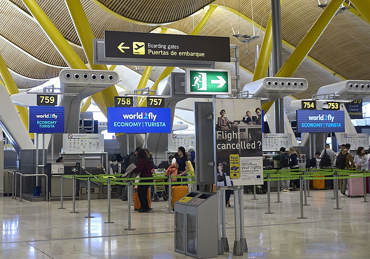 Viajeros en la T-4 del aeropuerto de Madrid-Barajas