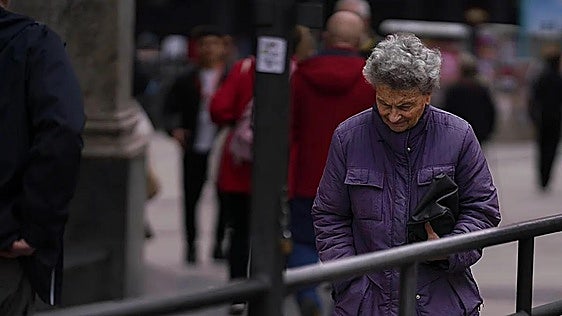 La injusta historia de Manuela: 42 años cotizados y un recorte del 24% en su pensión tras un ERE