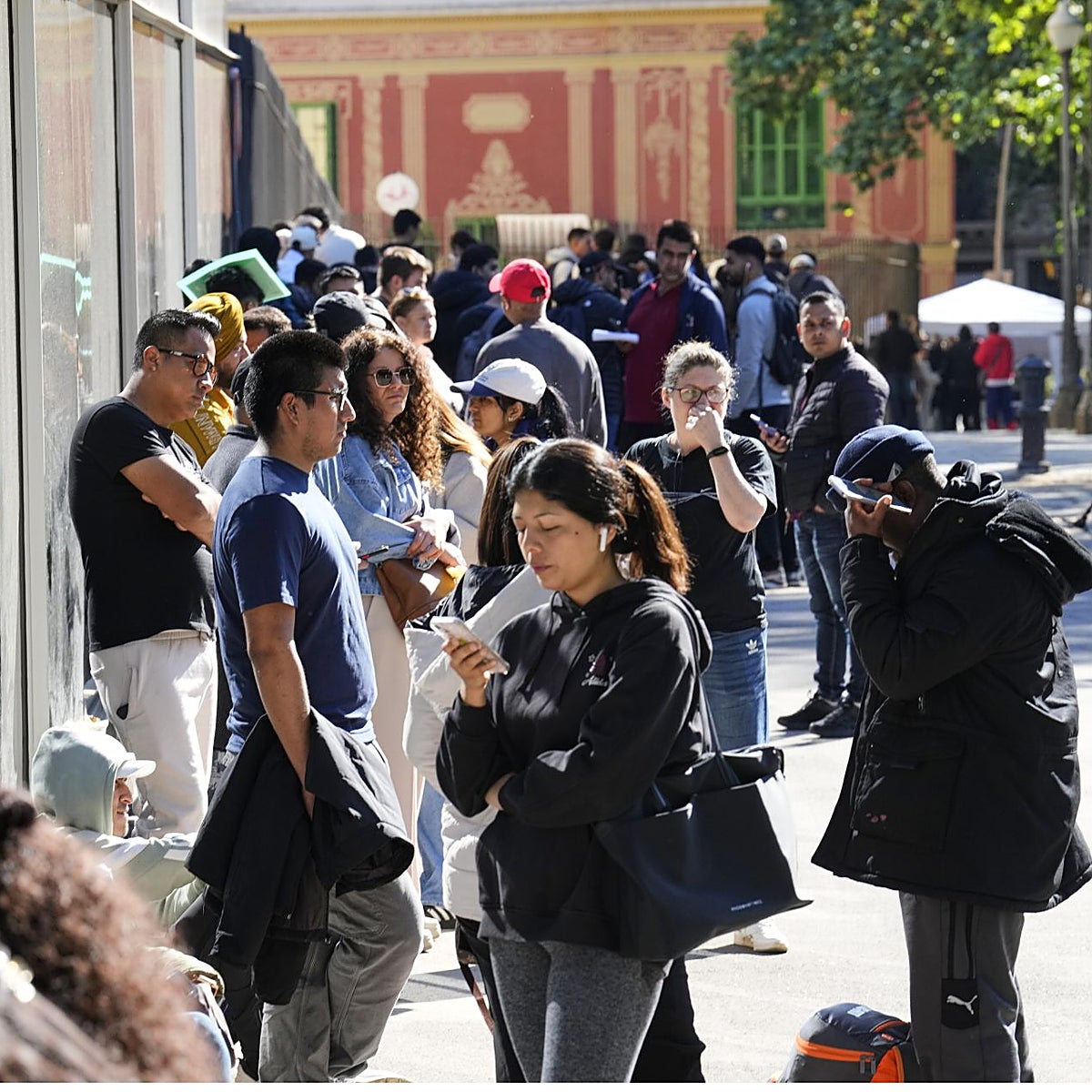 Colas para solicitar documentación para acogerse al proceso extraordinario de regularización de migrantes.