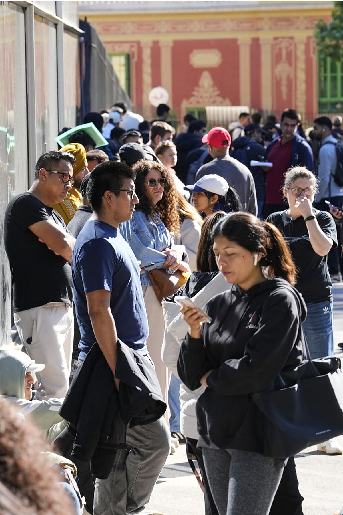 Colas para solicitar documentación para acogerse al proceso extraordinario de regularización de migrantes.