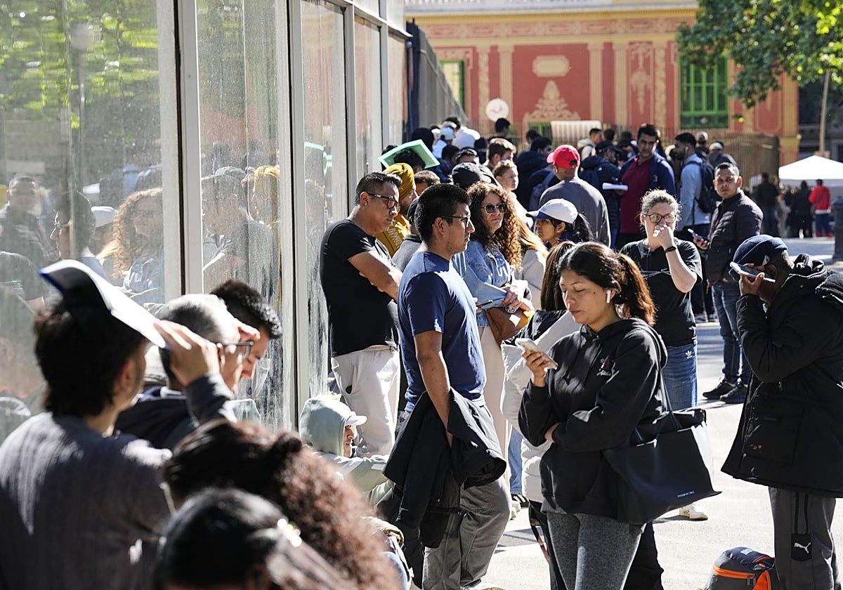 Colas para solicitar documentación para acogerse al proceso extraordinario de regularización de migrantes.