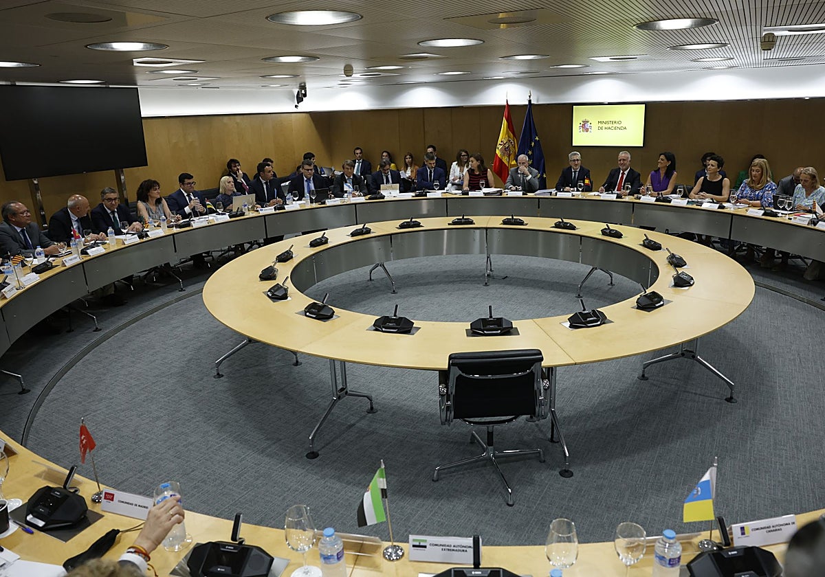 Hacienda cederá más IVA e IRPF a las comunidades pero mantendrá intacto el reparto por áreas de gasto