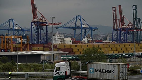 Los productos energéticos y los bienes de equipo disparan el déficit comercial un 30% hasta junio