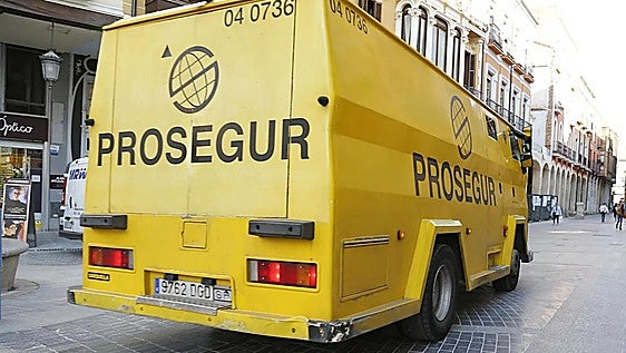 Reconocen como enfermedad profesional la lesión en el hombro de un vigilante por cargar sacos de dinero