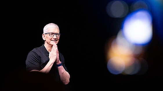 Apple mantiene a Tim Cook en la cúpula directiva con un salario de 40 millones de euros