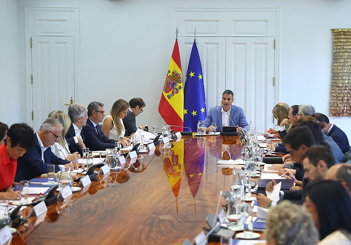 Sánchez convocará a la patronal y a los sindicatos para firmar un «nuevo contrato social en el ámbito de la IA»