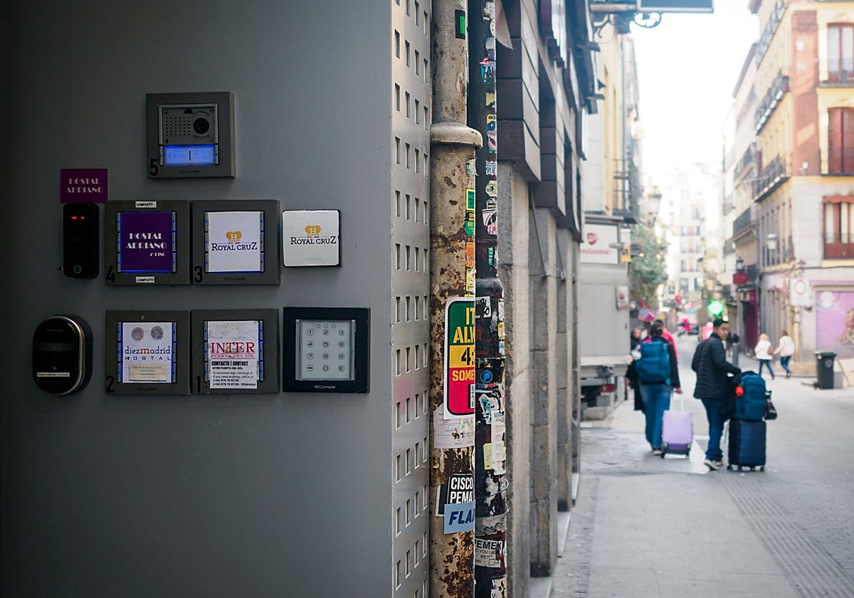 Algunos cajetines de llaves para vivienda turística y alquiler vacacional retirados de un portal en Madrid.