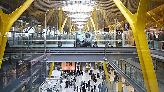 El Gobierno desoye a Competencia y a las aerolíneas y aprueba una subida «mínima» de tasas de Aena