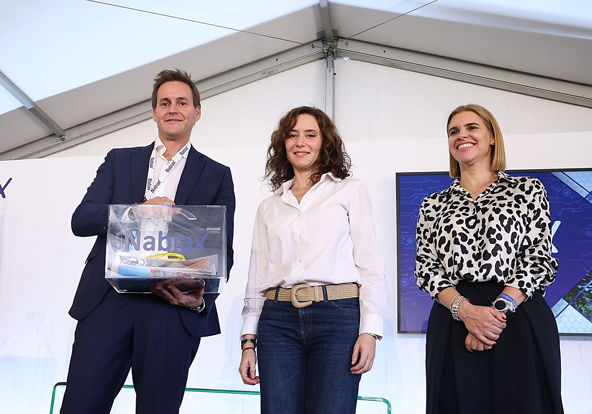 El CEO de Nabiax, la presidenta de la comunidad de Madrid y la alcaldesa de Alcalá de Hanres colocan la primera piedra del centro de datos.