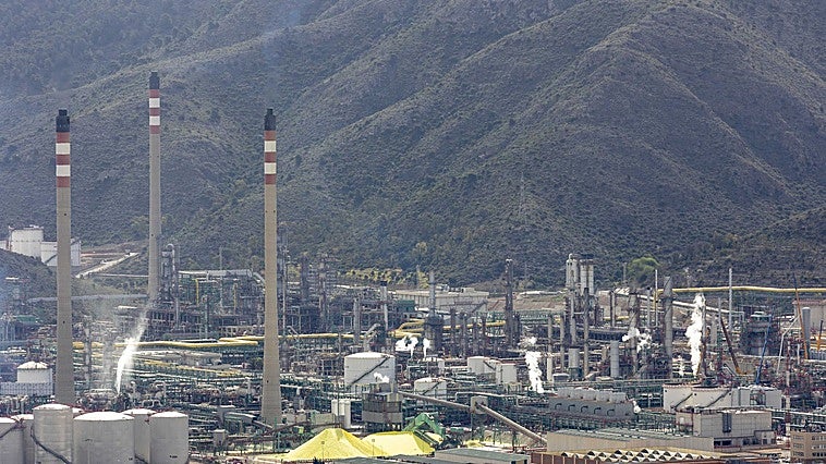 Europa pierde refinerías mientras crece su dependencia del gasóleo extranjero