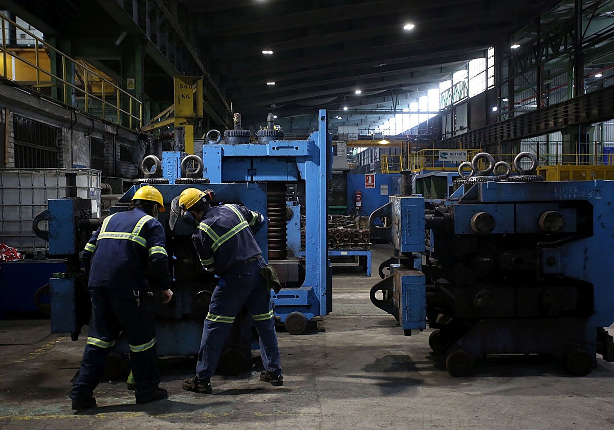 La siderurgia comienza a paralizar la producción en las horas más caras por la subida de la energía