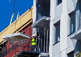 Trabajadores de la construcción en un edificio.