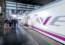 Un tren AVE en la estación de Atocha de Madrid.