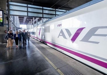 Un tren AVE en la estación de Atocha de Madrid.