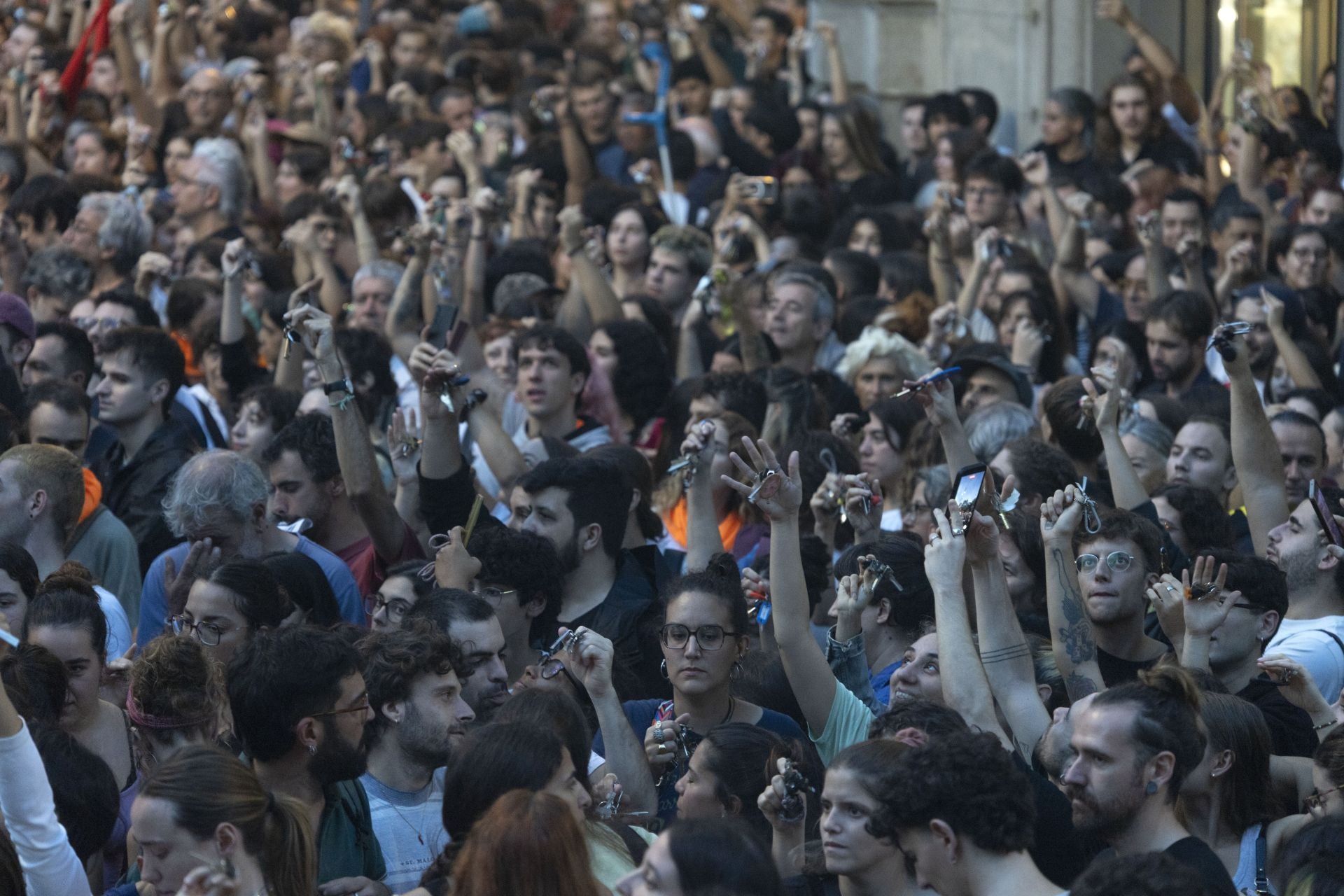 El centro de Barcelona acoge este lunes una manifestación por el derecho a la vivienda, bajo el lema «Esto justo comienza. Vamos hacia la huelga general».