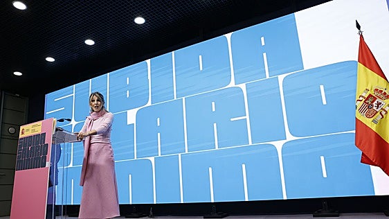 Díaz fuerza a los expertos a fijar una subida del salario mínimo de 2027 este mismo año
