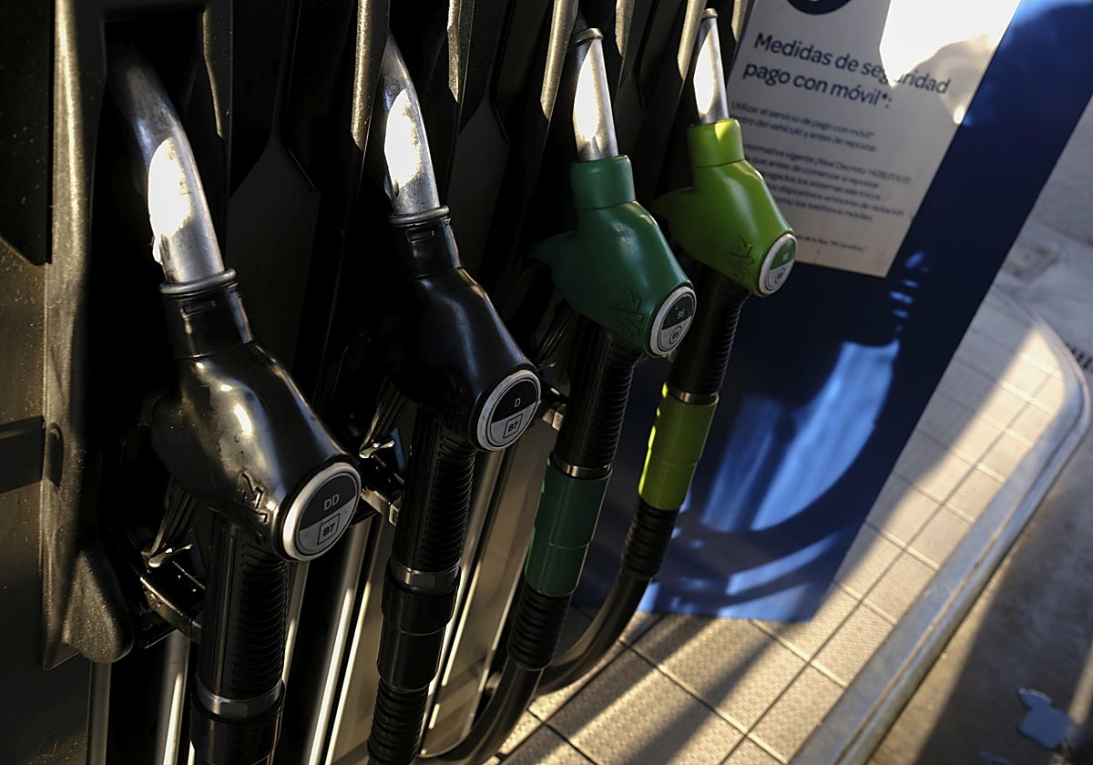 Los carburantes se alejan de los dos euros por litro