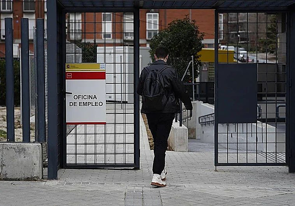 Un joven acude a una oficina de empleo.