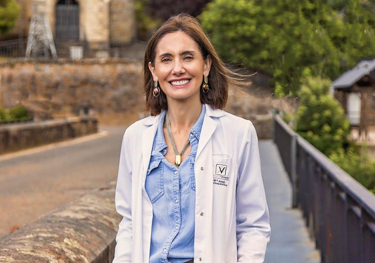 María José Salgado, en el pueblo leonés donde tiene su farmacia.