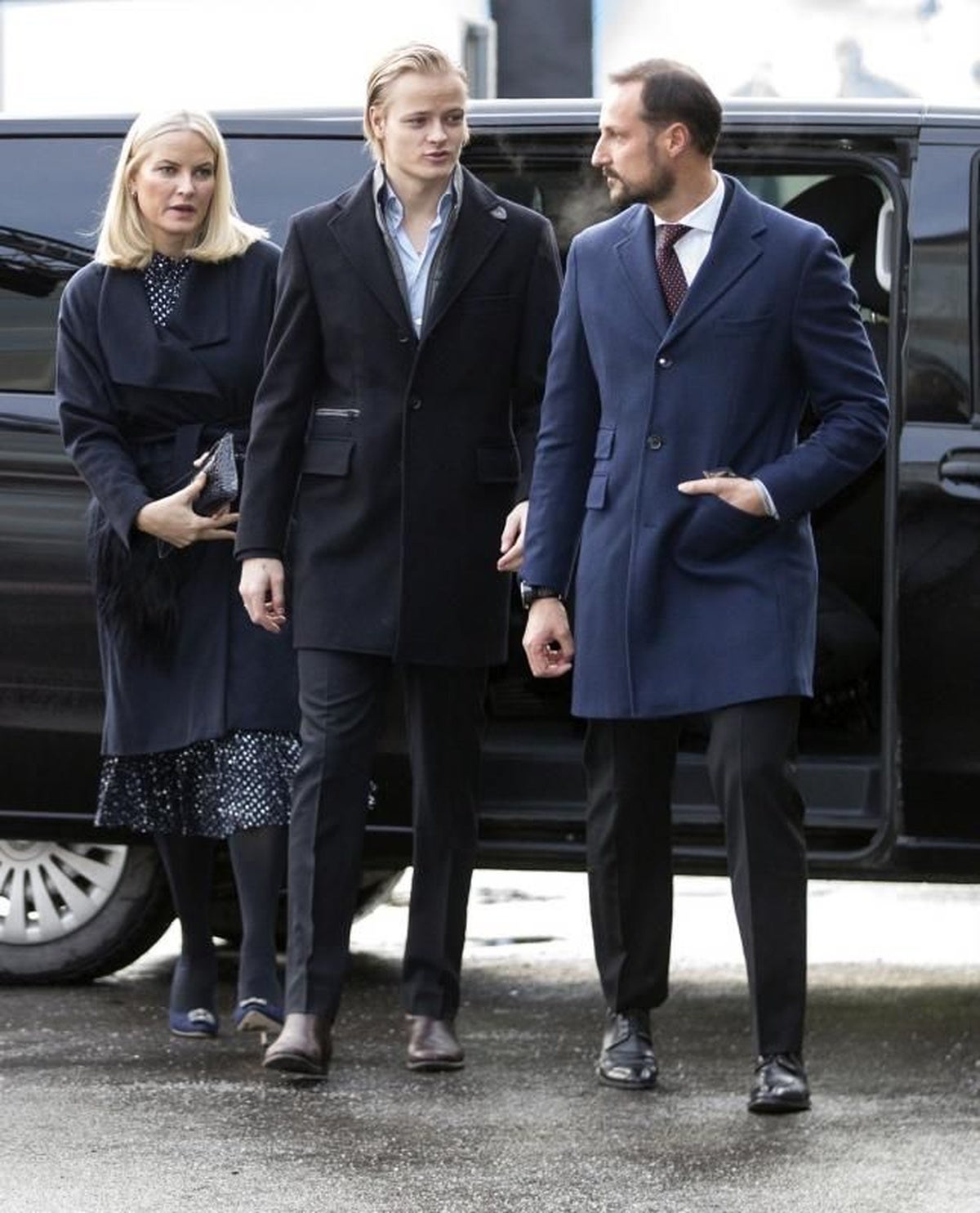 Marius Borg junto a su madre, Mette-Marit, y Haakon de Noruega.