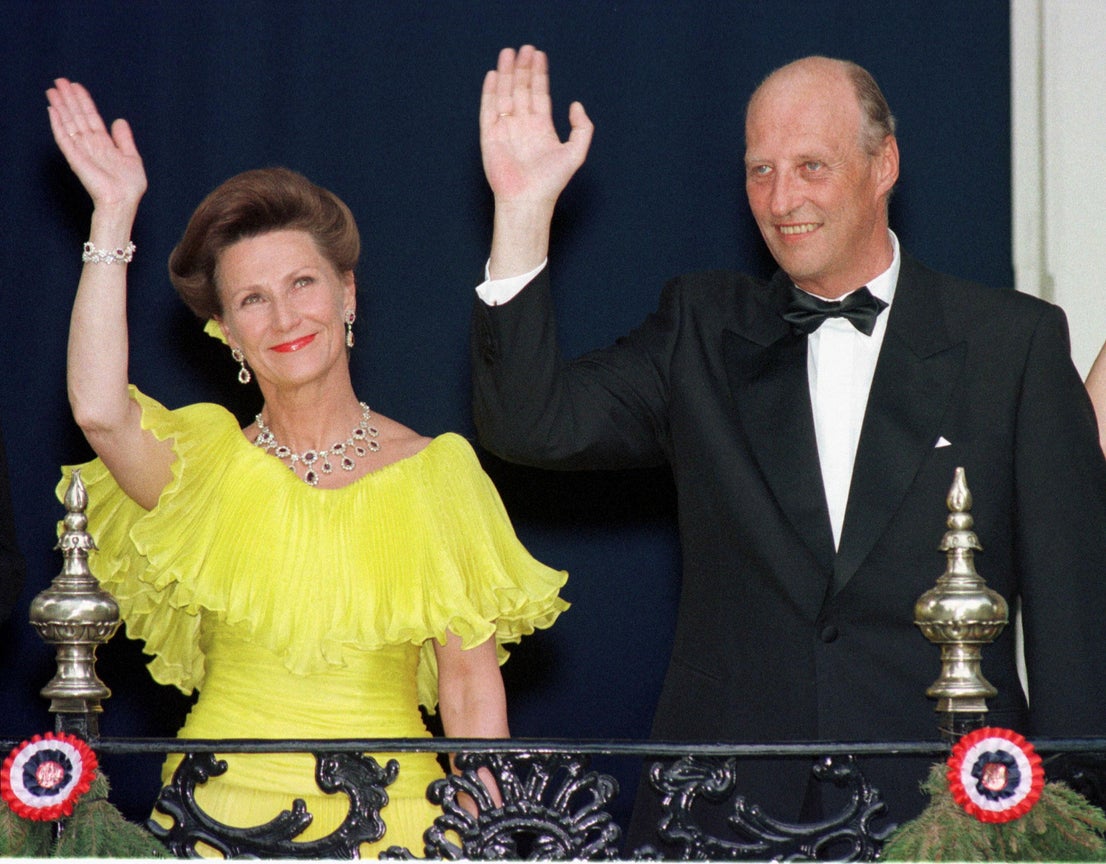 El rey Harald de Noruega y su esposa Sonia en el balcón presidencial durante los actos del 60. cumpleaños de los reyes de Noruega