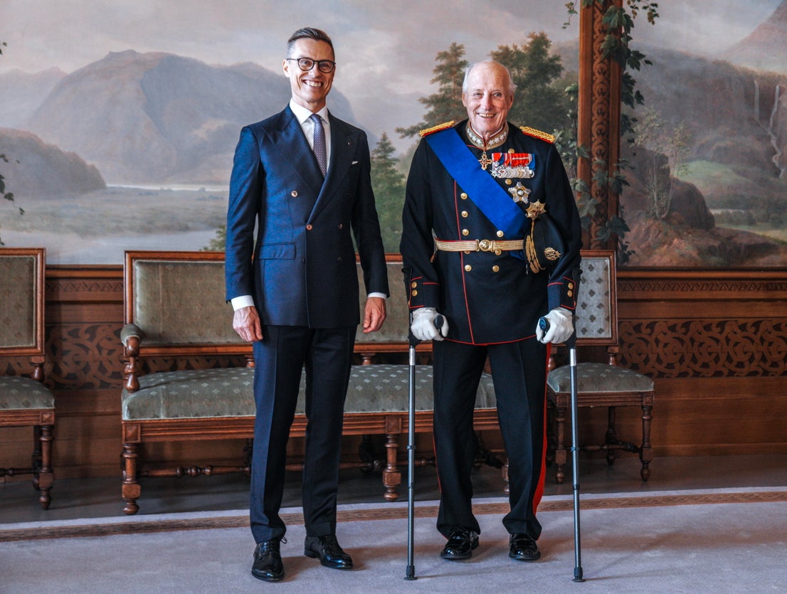 El presidente finlandés, Alexander Stubb (a la izquierda), posa con el rey Harald V de Noruega (a la derecha) durante su visita al Palacio Real de Oslo, Noruega, el 15 de octubre de 2024