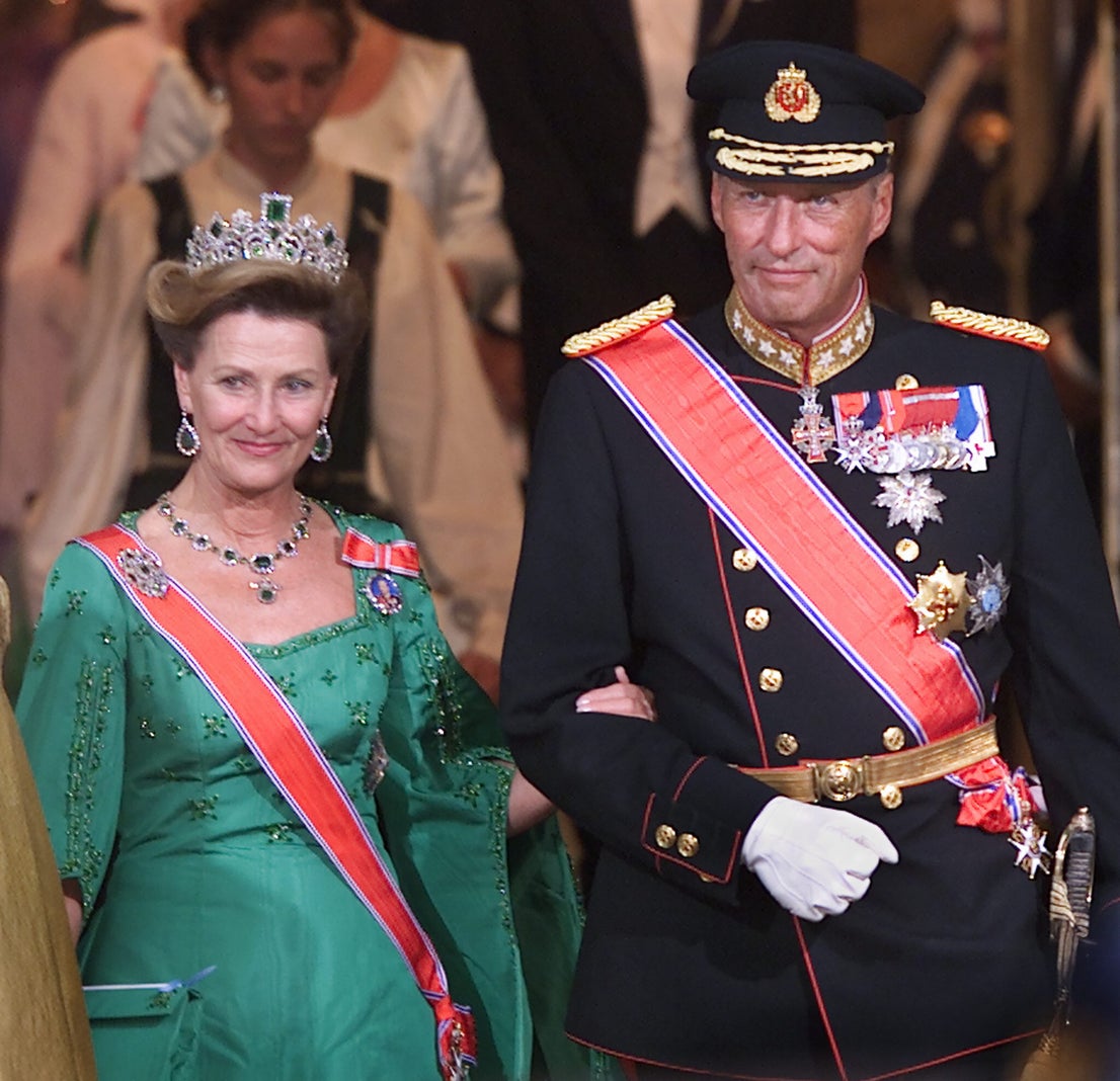 El rey Harald y la reina Sonia de Noruega salen de la catedral de Oslo tras la boda de su hijo, el príncipe heredero Haakon, con Mette-Marit Tjessem Høiby, el 25 de agosto de 2001.