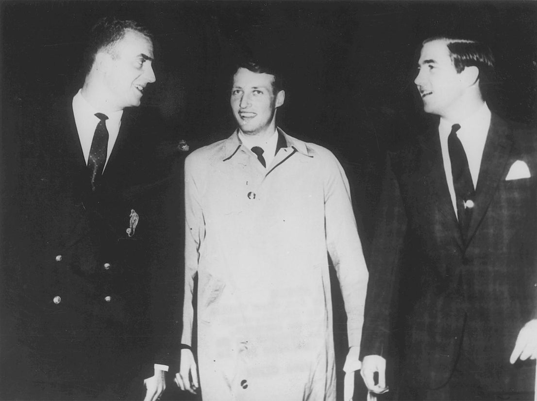 Los principes don Juan Carlos de Borbón y Constantino de Grecia, acompañan al principe heredero de Noruega, Harald (en el centro) a la llegada de este a la capital griega invitado por los reyes Pablo y Federica