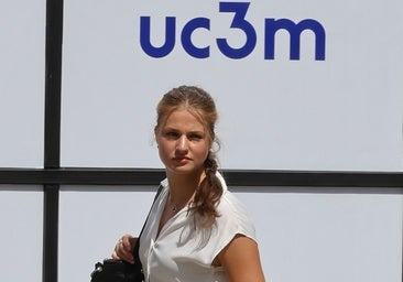 La princesa Leonor sale de la Universidad Carlos III de Madrid tras terminar su primer día de clase.