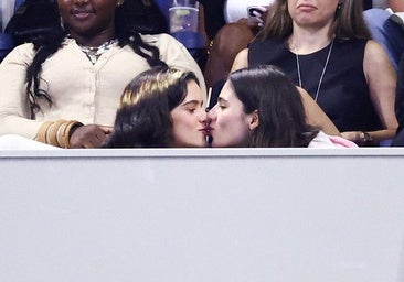 Rosalía y Loli Bahia oficializan su amor con un beso en el US Open