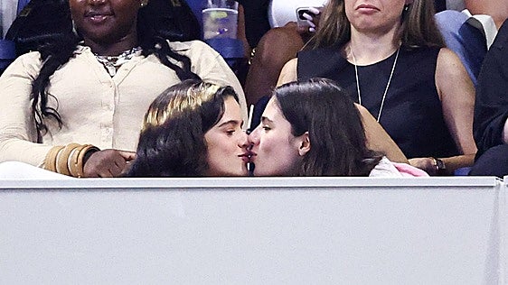 Rosalía y Loli Bahia oficializan su amor con un beso en el US Open