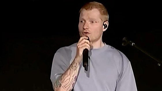 Ed Sheeran reconoce «errores» por la expulsión de Macklemore y tilda de «injustificable» la situación en Gaza