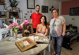 Paqui Gento, junto a dos de sus tres hijos Sara y David, muestra fotos de su madre.