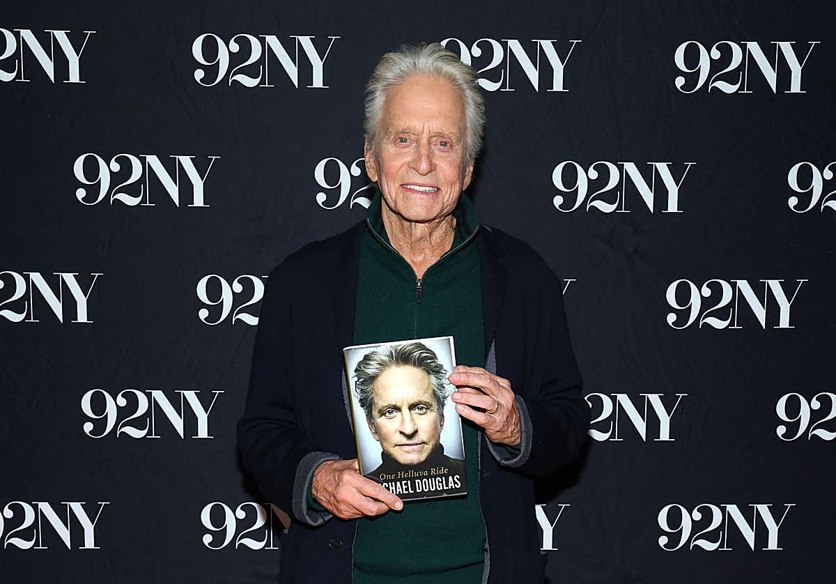 Michael Douglas posa con su libro de memorias