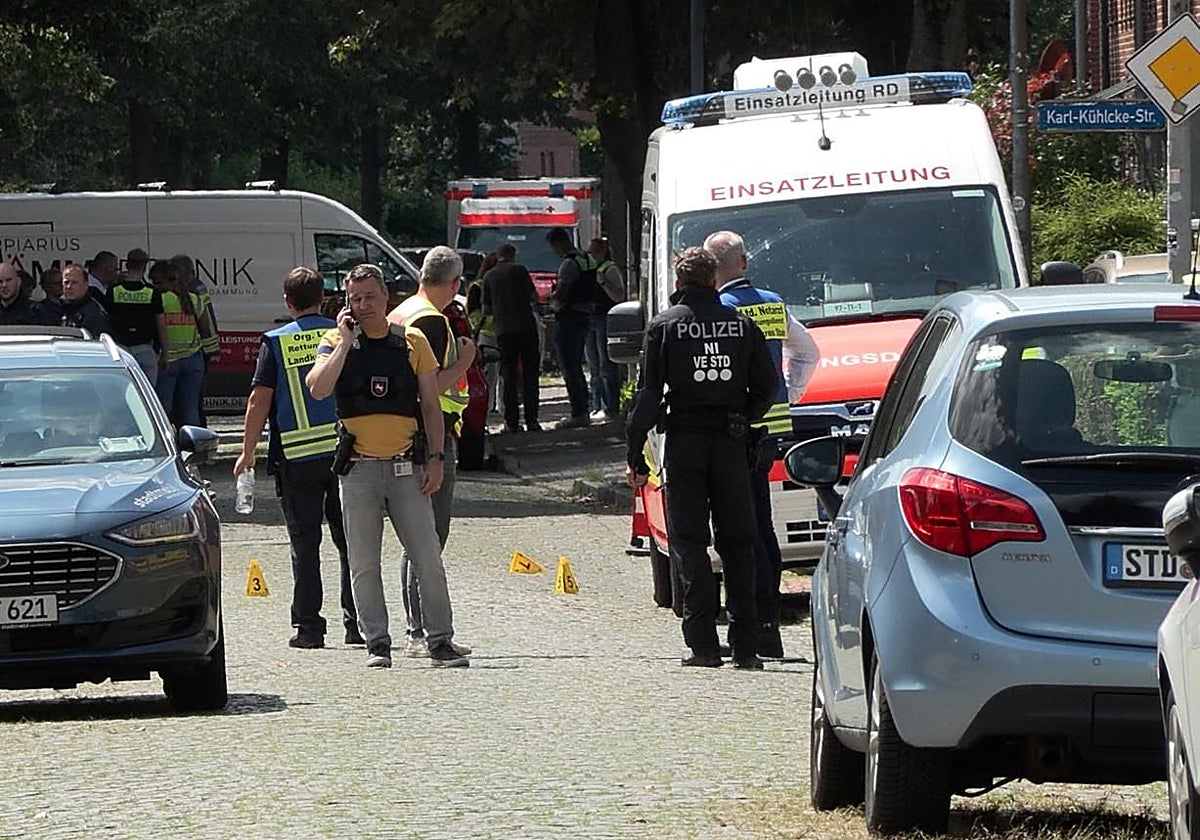 Los servicios de emergencia y la policía trabajan en el lugar tras el tiroteo en Stade, Alemania.
