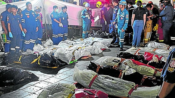 27 muertos al incendiarse un pub en Bangkok
