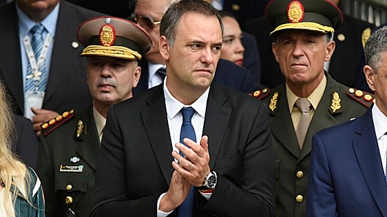 El jefe del Gabinete de Milei dimite por un caso de corrupción