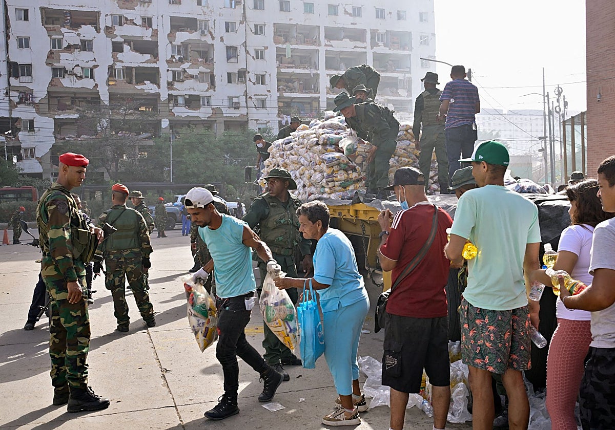 Distribución de alimentos en una zona devastada de La Guaira.