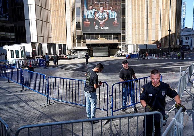 Unos operarios colocan vallas alrededor del Madison Square Garden.