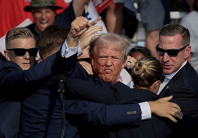 Trump tras el atentado fallido que sufrió en Butler durante la campaña de 2025.