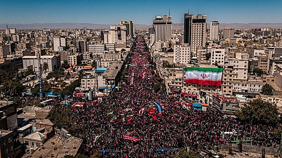 Irán entierra a Jamenei entre gritos de venganza mientras Ormuz vuelve a arder