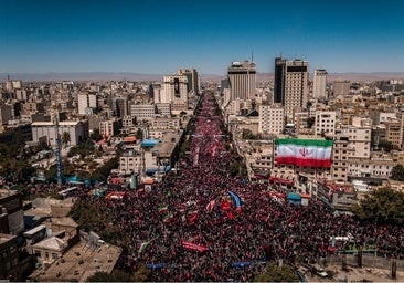 Irán entierra a Jamenei entre gritos de venganza mientras Ormuz vuelve a arder