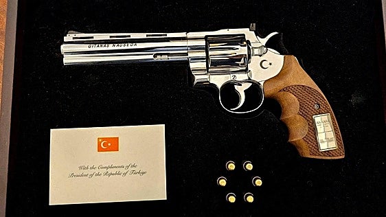 Un revólver y seis balas, el polémico regalo de Erdogan a los líderes de la OTAN