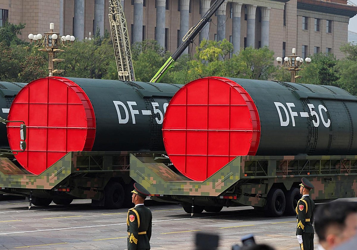 China exhibe dos misiles nucleares DF-5C durante un desfile militar para conmemorar el 80 aniversario del fin de la Segunda Guerra Mundial.