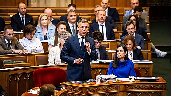 El Parlamento húngaro aprueba la reforma que permitirá destitución del presidente Sulyok