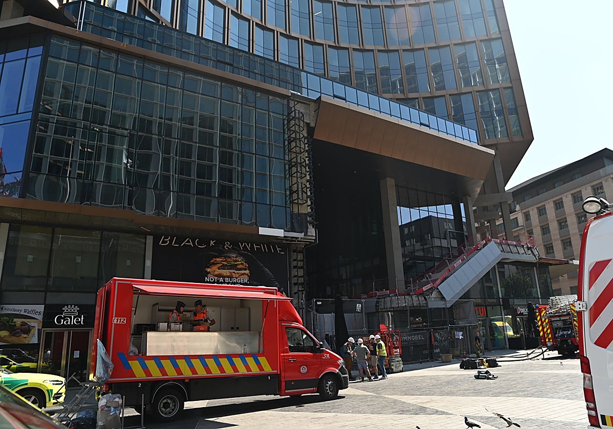 Varios muertos y desaparecidos en el incendio de un edificio en el centro de Bruselas