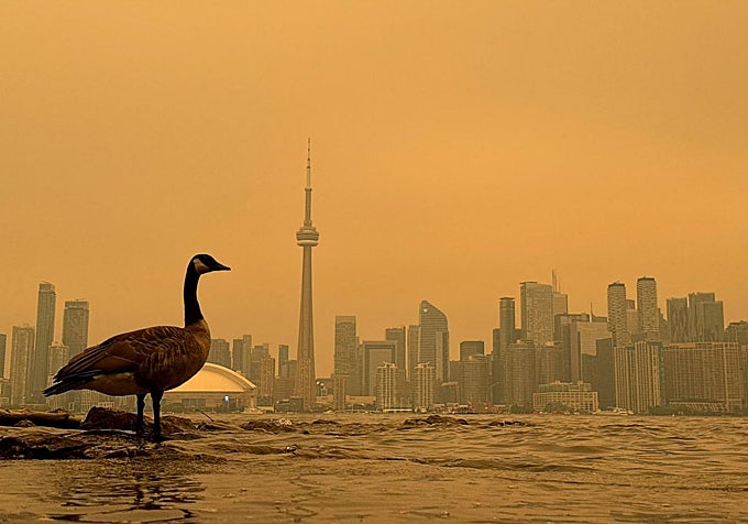 El humo tiñe de naranja el cielo de Ontario.
