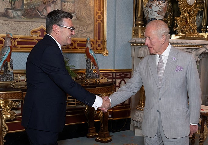 Burnham durante su nombramiento con Carlos III.