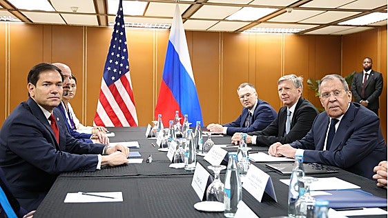 Rubio y Lavrov abordan en Manila el fin de la guerra de Ucrania y la relación entre EE UU y Rusia