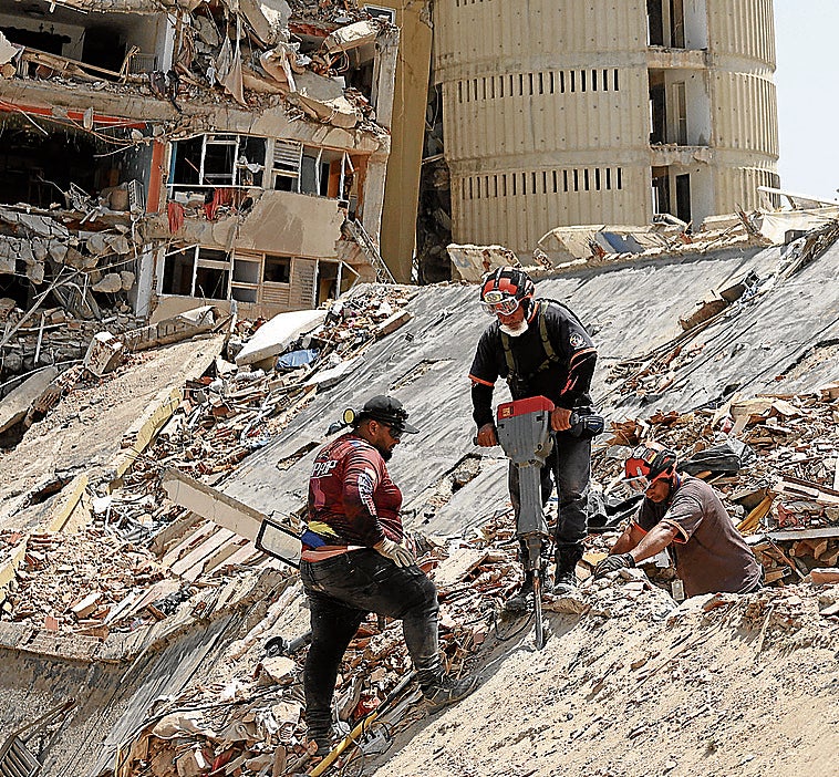 Los venezolanos aún buscan cadáveres bajo los escombros un mes después de los terremotos
